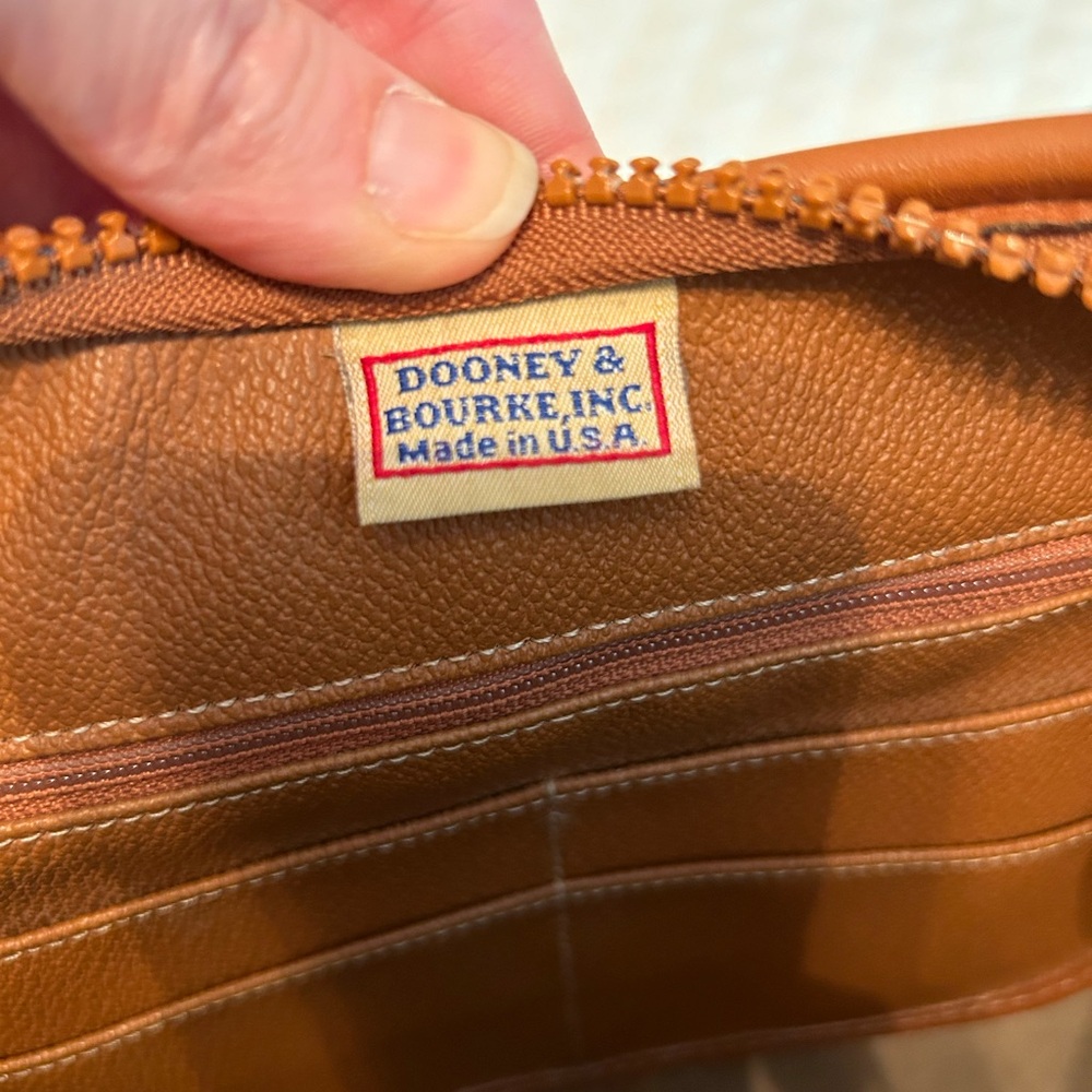Vintage Dooney & Bourke Large Crescent Sac Hobo R83 in the color Old Gold - Picture 9 of 15